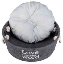 Panier Lian Avec Écriture “ Love Is A Four Legged Word” Pour Animaux - Trixie 1 Panier Lian Avec Écriture “ Love Is A Four Legged Word” Pour Animaux - Trixie -Animobouffe Magasin tr1010 2 optimize